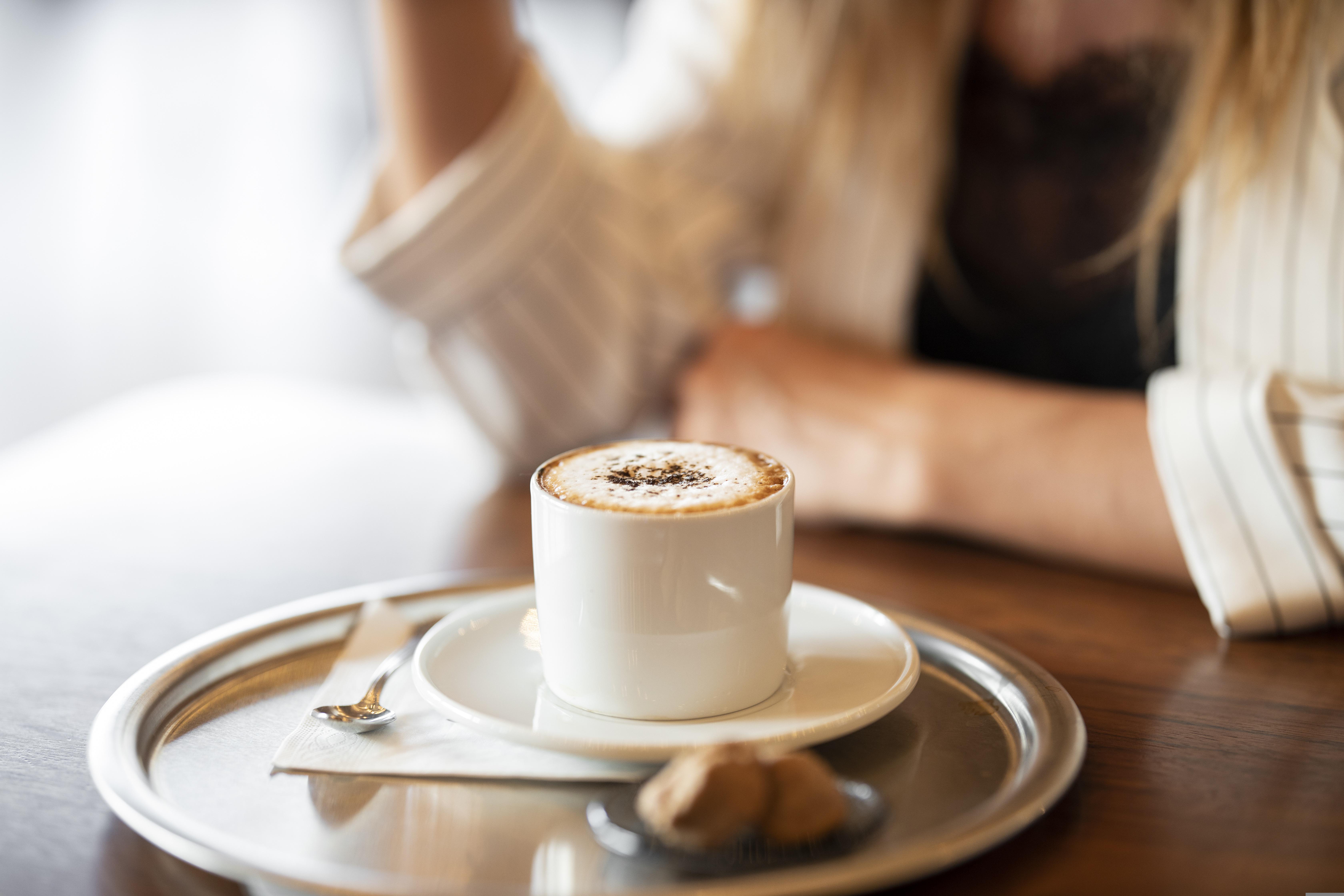 Ältere Person trinkt Kaffee